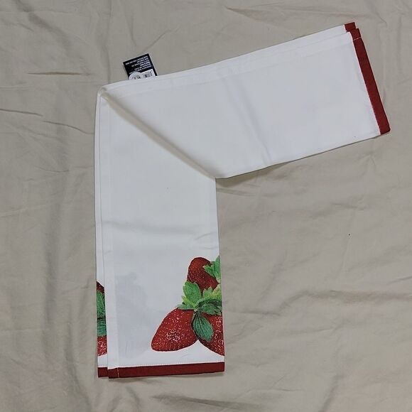 ROOM ESSENTIALS STRAWBERRY KITCHEN TOWEL - NEW WITH TAGS! - Picture 5 of 6